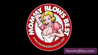 Мачеха соблазнила пасынка и отсосала ему член