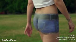 Русская тёлка гуляет по парку и улицам города в нарисованных шортах