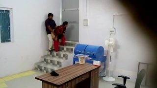 Пара любовников трахается на работе в подсобном помещении на скрытую камеру