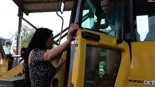 Брюнетка отсасывает хуй и трахается в задницу с трактористом